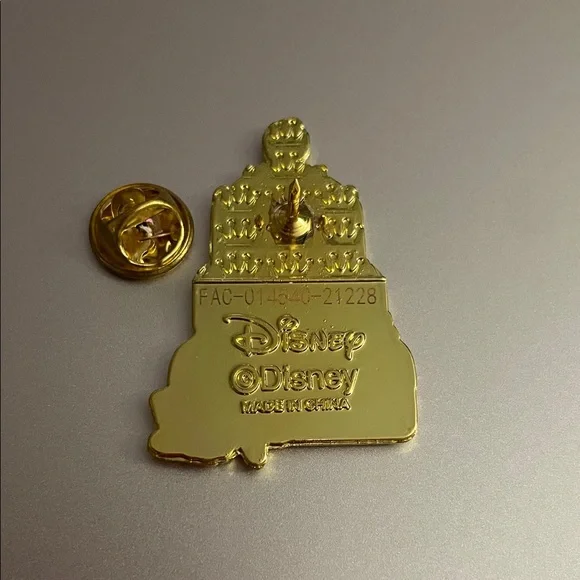 Disney Loungefly Princess Moana Cake Blind Box Pin - Picture 2 of 2